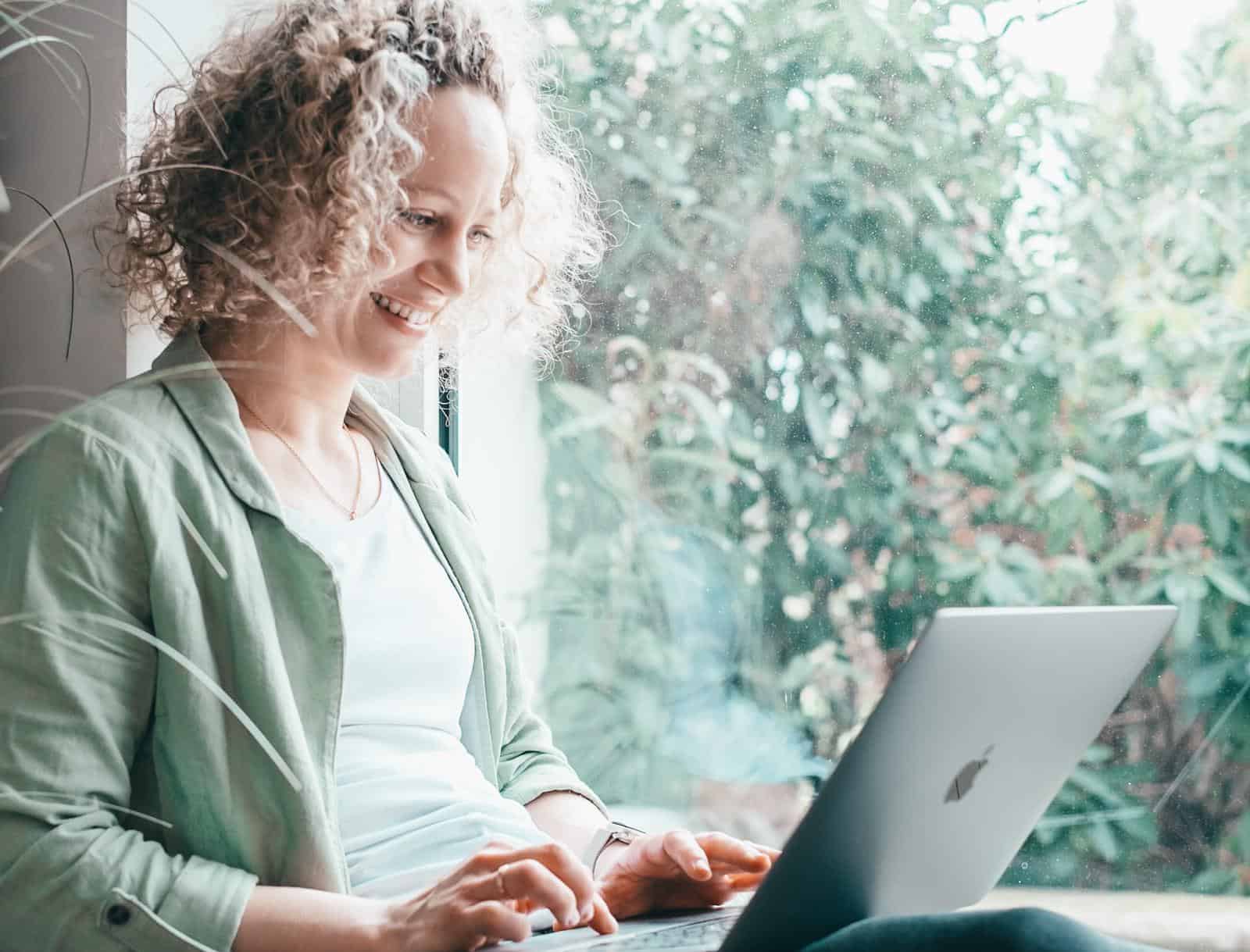 Johanna Zmija am Laptop